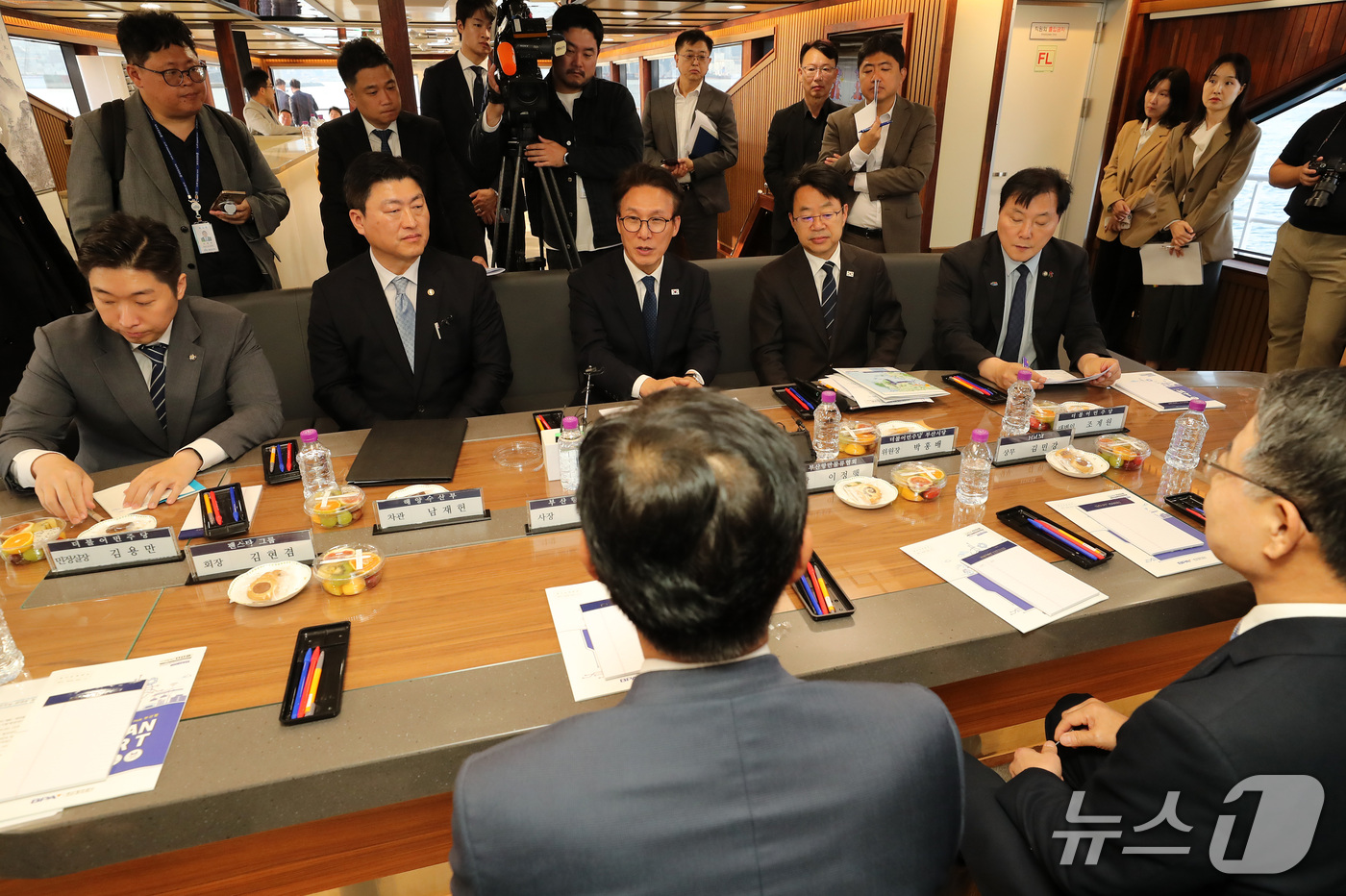 (부산=뉴스1) 윤일지 기자 = 김민석 더불어민주당 대표가 16일 부산항만공사 항만안내선에 올라 부산항 물류 현장을 둘러본 뒤 북극항로 거점 항만 육성을 위한 관계자 간담회를 하고 …