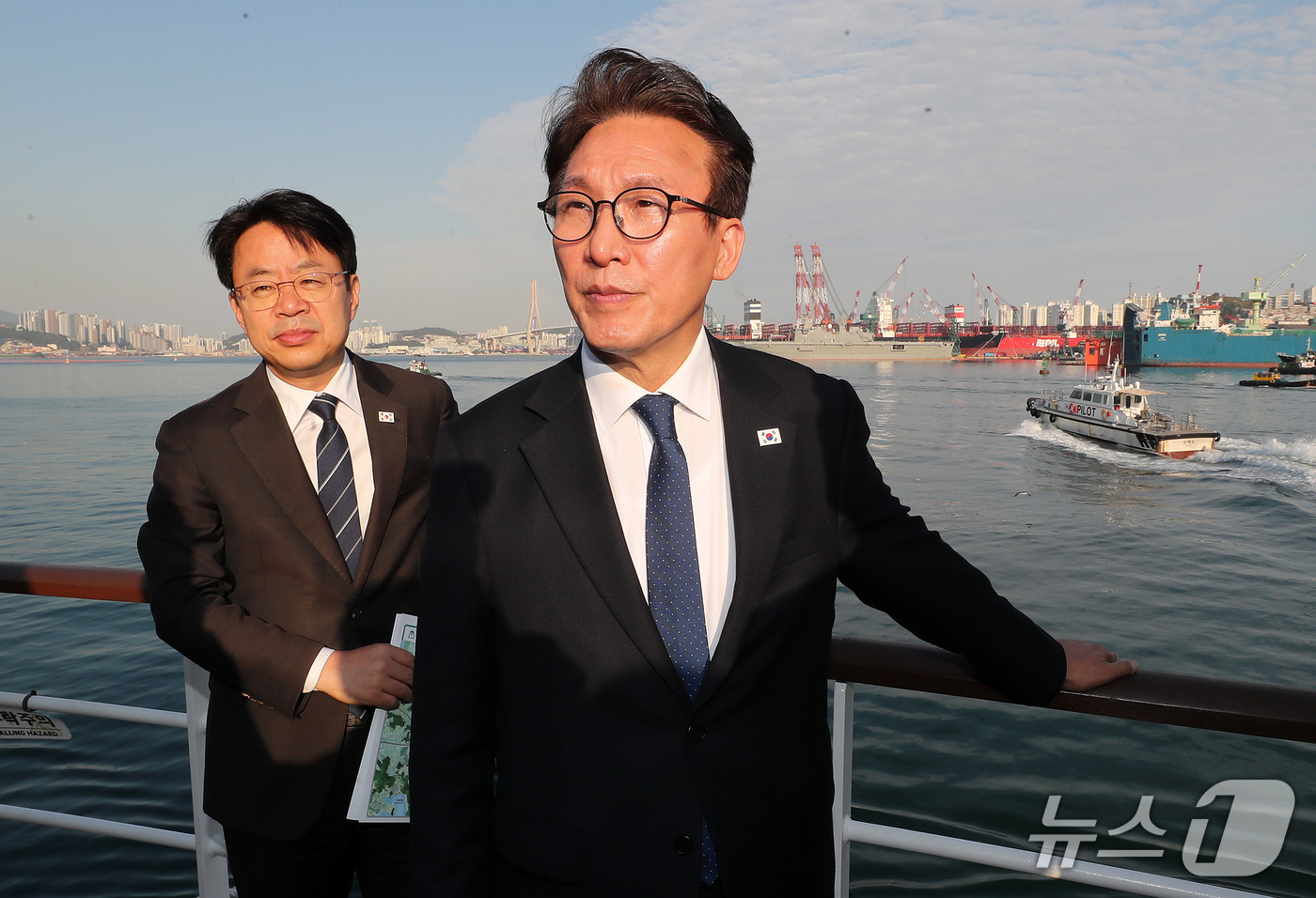 (부산=뉴스1) 윤일지 기자 = 김민석 더불어민주당 대표가 16일 부산항만공사 항만안내선에 올라 부산항 물류 현장을 둘러보고 있다.  2026.10.16/뉴스1