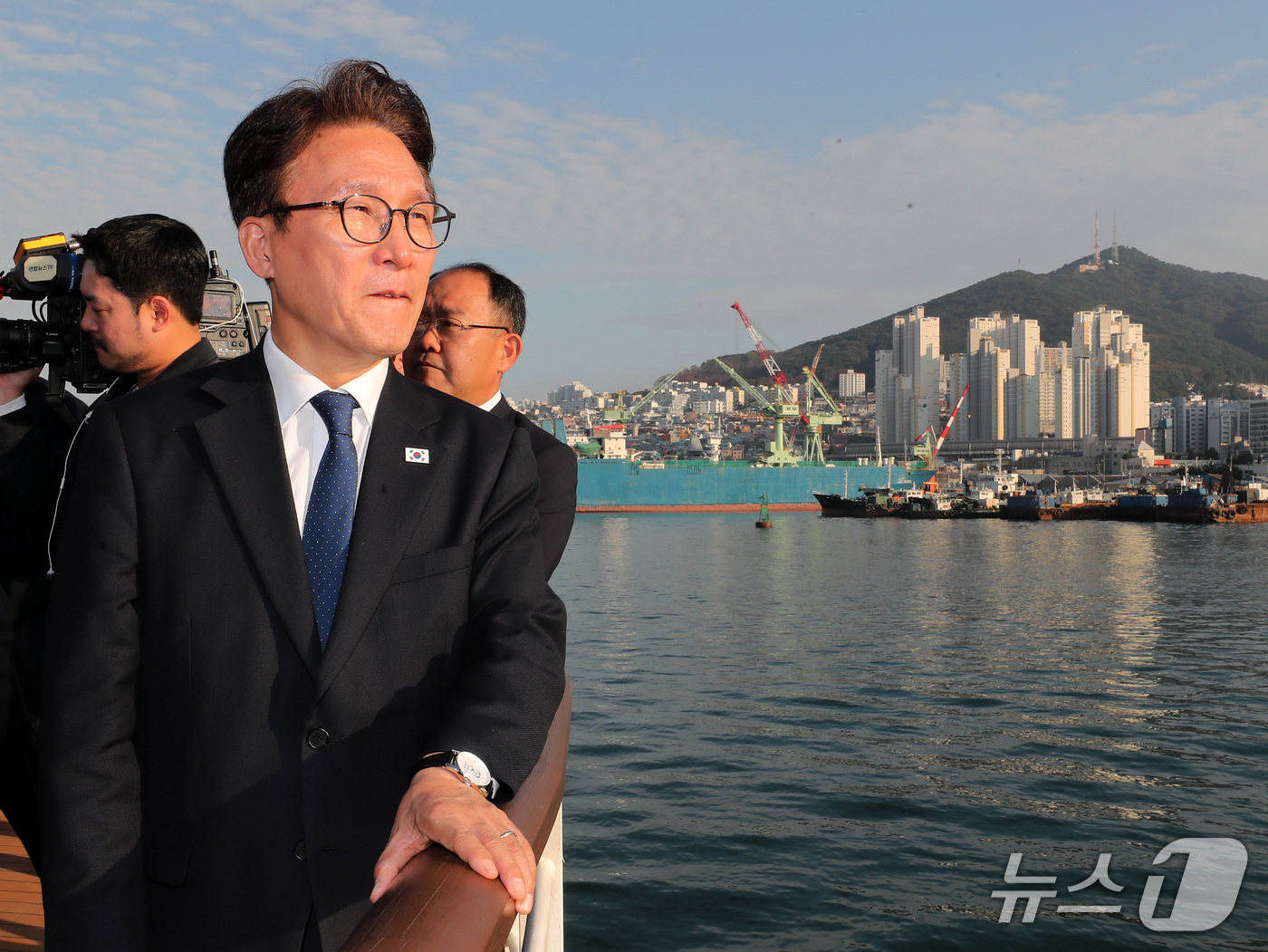 (부산=뉴스1) 윤일지 기자 = 김민석 더불어민주당 대표가 16일 부산항만공사 항만안내선에 올라 부산항 물류 현장을 둘러보고 있다.  2026.10.16/뉴스1