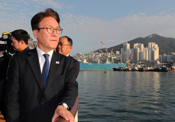 김민석, 부산항 찾아…'항만 AI전환·북극항로 거점 전략' 등 관심