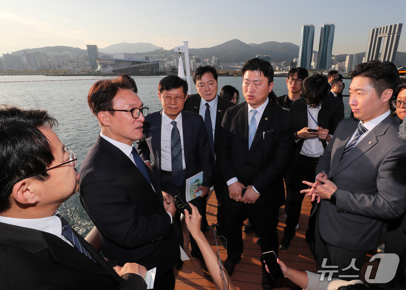 (부산=뉴스1) 윤일지 기자 = 김민석 더불어민주당 대표가 16일 부산항만공사 항만안내선에 올라 부산항 물류 현장을 둘러보고 있다.  2026.10.16/뉴스1