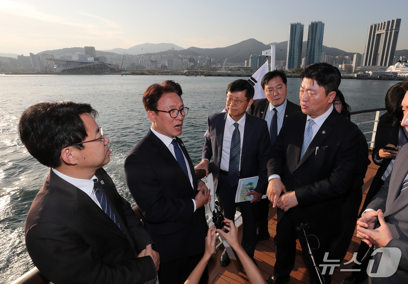 (부산=뉴스1) 윤일지 기자 = 김민석 더불어민주당 대표가 16일 부산항만공사 항만안내선에 올라 부산항 물류 현장을 둘러보고 있다.  2026.10.16/뉴스1