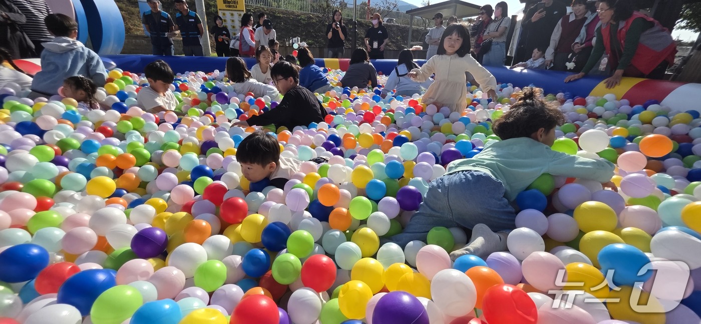 ( 청도=뉴스1) 정우용 기자 = 16일 경북 청도 야외공연장 일원에서 열린 '청도 반시축제'에 참여한 어린이들이 보물찾기 놀이를 하고 있다. 2026.10.16 /.뉴스1 202 …