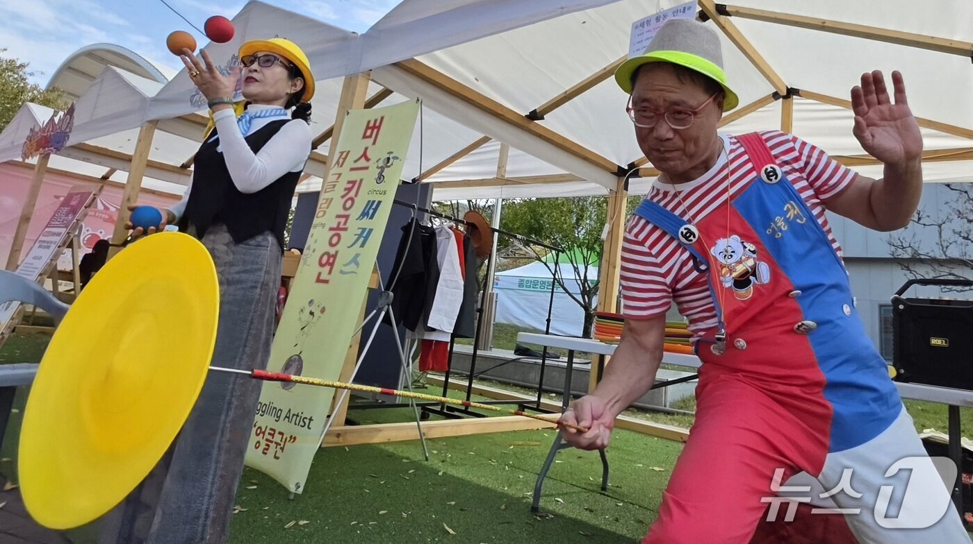 본문 이미지 - 16일 경북 청도 야외공연장 일원에서 열린 '청도 반시축제'장에 마련된 써커스 단원들이 버스킹 공연을 하고 있다. 2026.10.16 / 뉴스1 ⓒ 뉴스1 정우용 기자