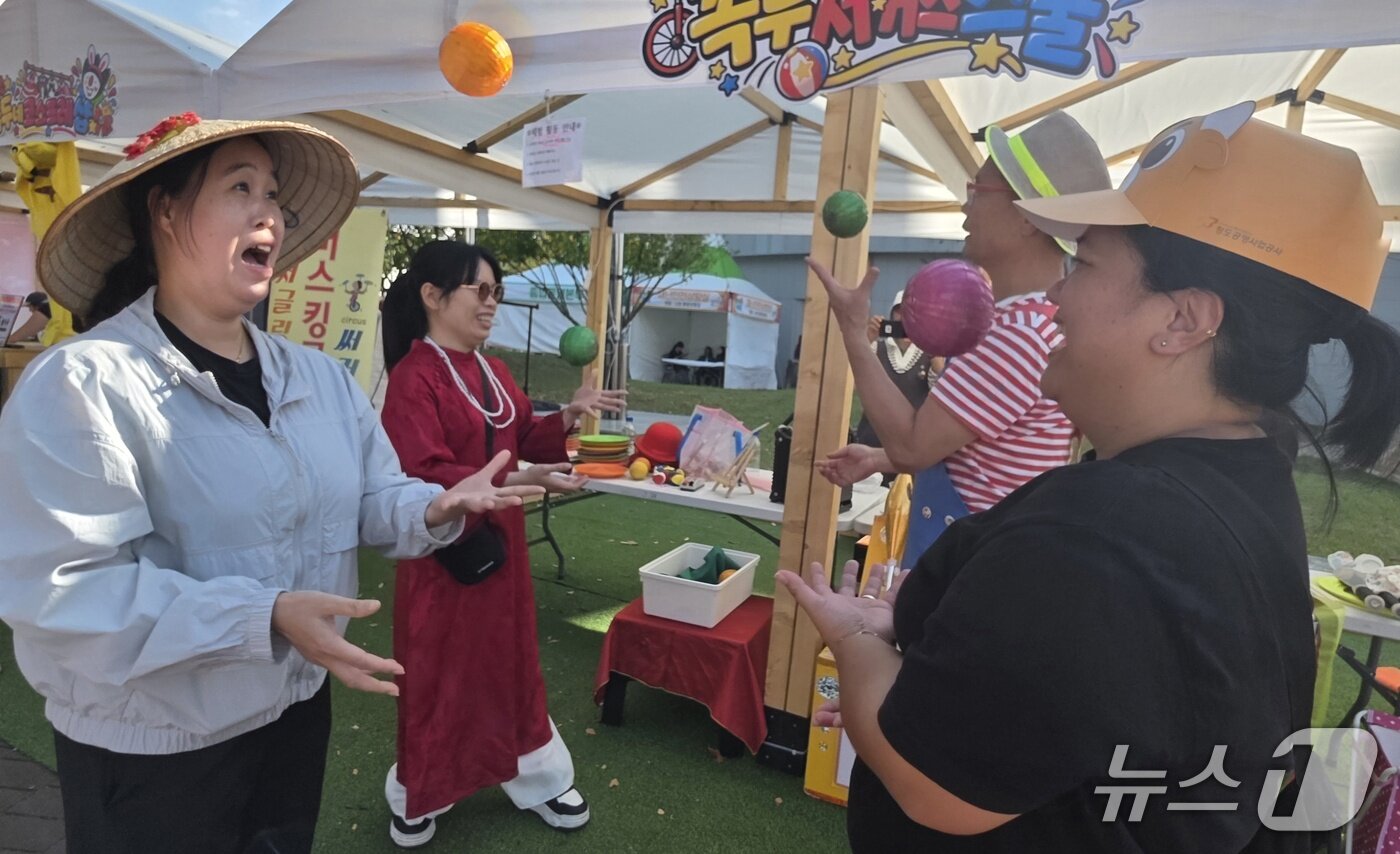 본문 이미지 - 16일 경북 청도 야외공연장 일원에서 열린 '청도 반시축제'장에서 외국인들이 서커스 체험을 하고 있다. 2026.10.16 / 뉴스1 ⓒ 뉴스1 정우용 기자