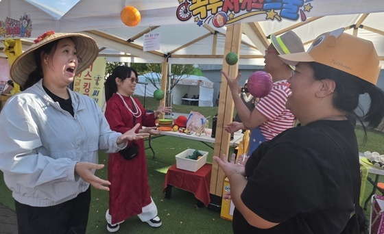 청도 반시축제서 서커스 체험하는 외국인들