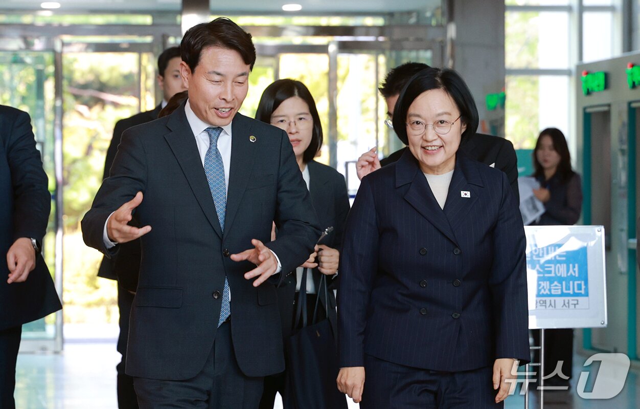 본문 이미지 - 한성숙 국무총리가 16일 대전 서구청을 방문, 전문학 구청장과 대화하고 있다.(서구 제공. 재판매 및 DB 금지)