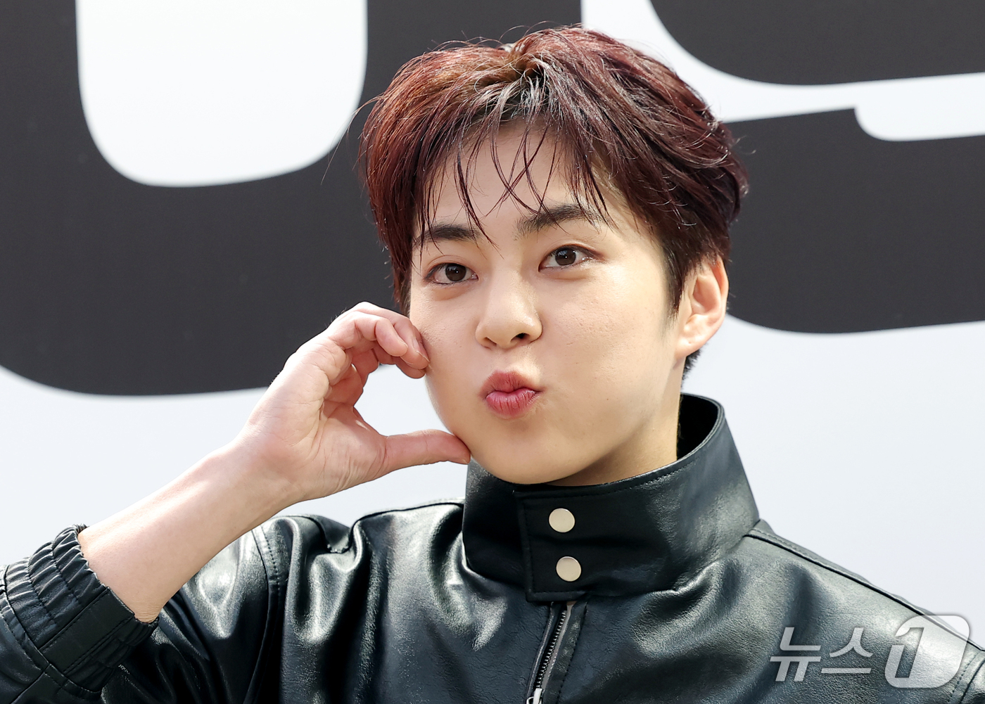 (서울=뉴스1) 권현진 기자 = 가수 시우민이 16일 서울 성동구 원밀리언 스튜디오에서 열린 ‘디오스피스(DAUSPICE) X 하리무 협업’ 기념 ‘PARTY : THE MUSE’ …