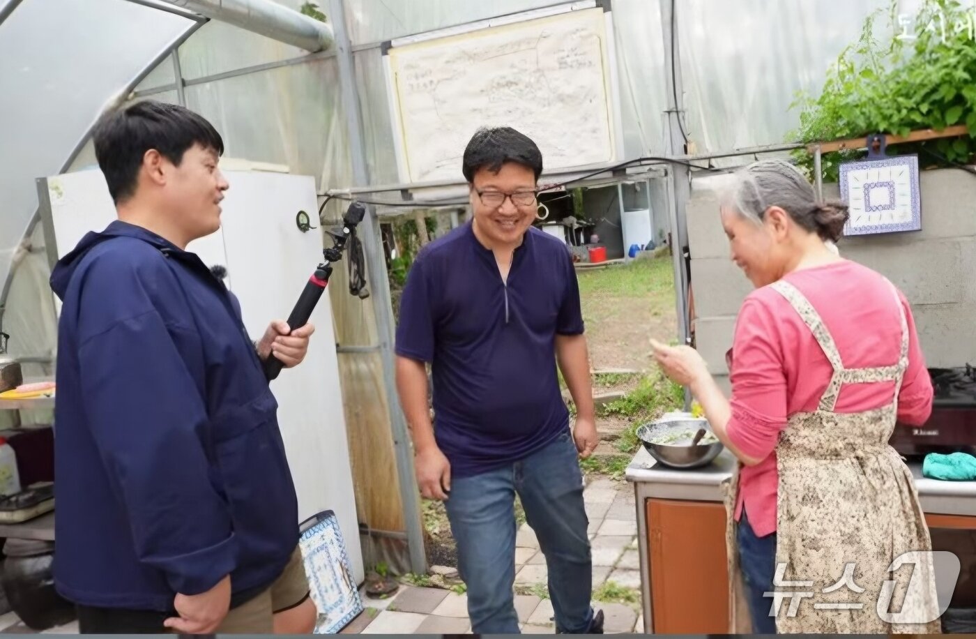 본문 이미지 - 영양군을 구석구석을 다니며 먹거리를 연구하고 있는 황정인씨(왼쪽) 모습. (본인 제공. 재판매 및 DB 금지) 2026.10.16/뉴스1