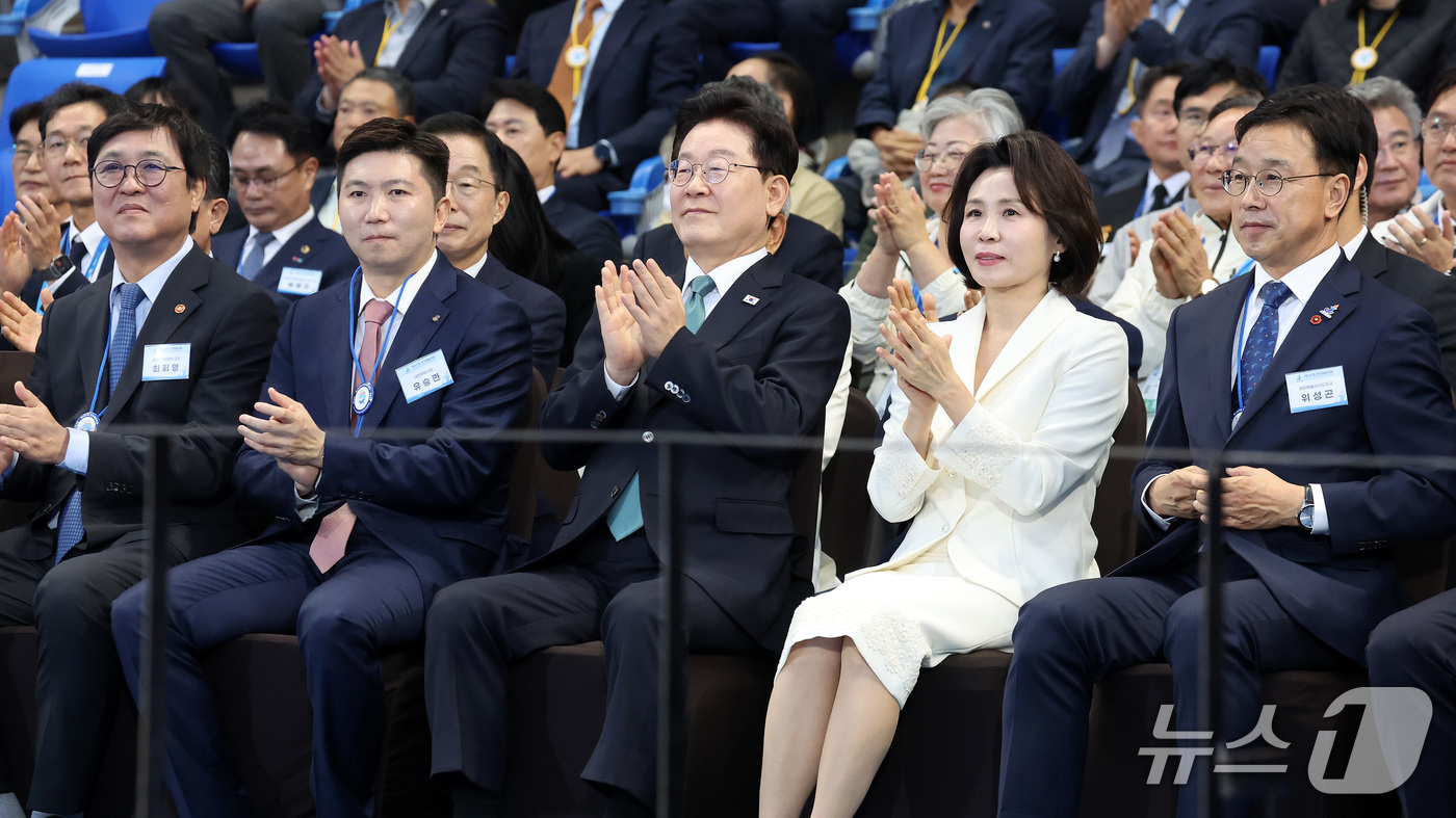 (제주=뉴스1) 이재명 기자 = 이재명 대통령이 16일 제주 서귀포시 제주월드컵경기장에서 열린 제107회 전국체육대회 개회식에 참석해 박수를 치고 있다.왼쪽부터 최휘영 문체부 장관 …