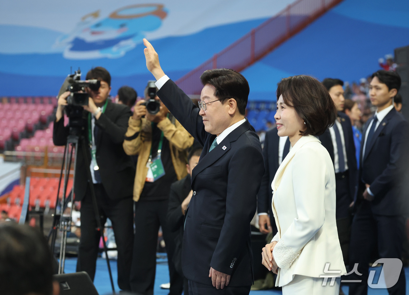 (제주=뉴스1) 이재명 기자 = 이재명 대통령이 16일 제주 서귀포시 제주월드컵경기장에서 열린 제107회 전국체육대회 개회식에서 관중을 향해 손을 흔들고 있다. 2026.10.16 …