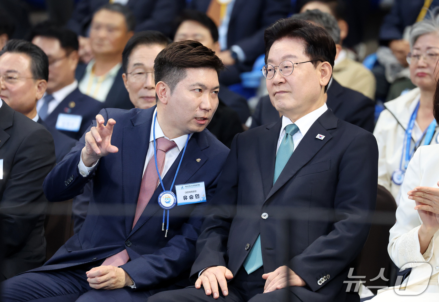 (제주=뉴스1) 이재명 기자 = 이재명 대통령이 16일 제주 서귀포시 제주월드컵경기장에서 열린 제107회 전국체육대회 개회식에 참석해 유승민 대한체육회장과 대화를 나누고 있다. 2 …