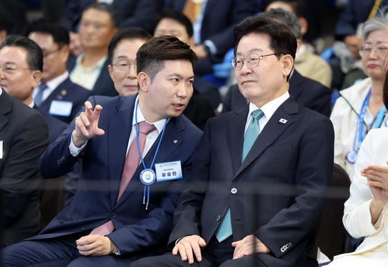 유승민 대한체육회장과 대화 나누는 李 대통령