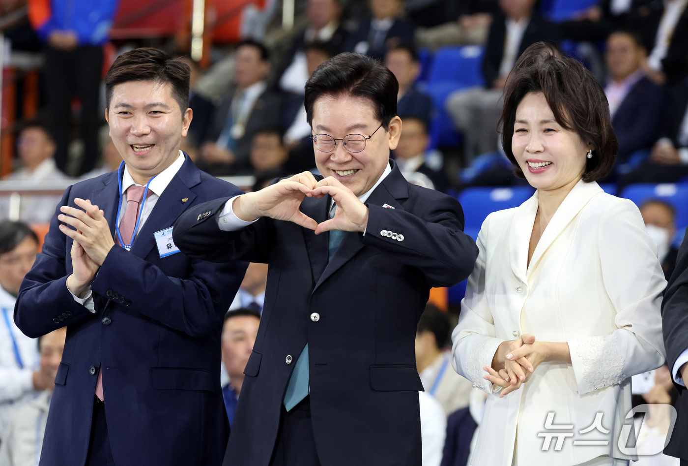 (제주=뉴스1) 이재명 기자 = 이재명 대통령과이16일 제주 서귀포시 제주월드컵경기장에서 열린 제107회 전국체육대회 개회식에서 입장하는 선수단을 향해 손하트를 보내고 있다. 20 …