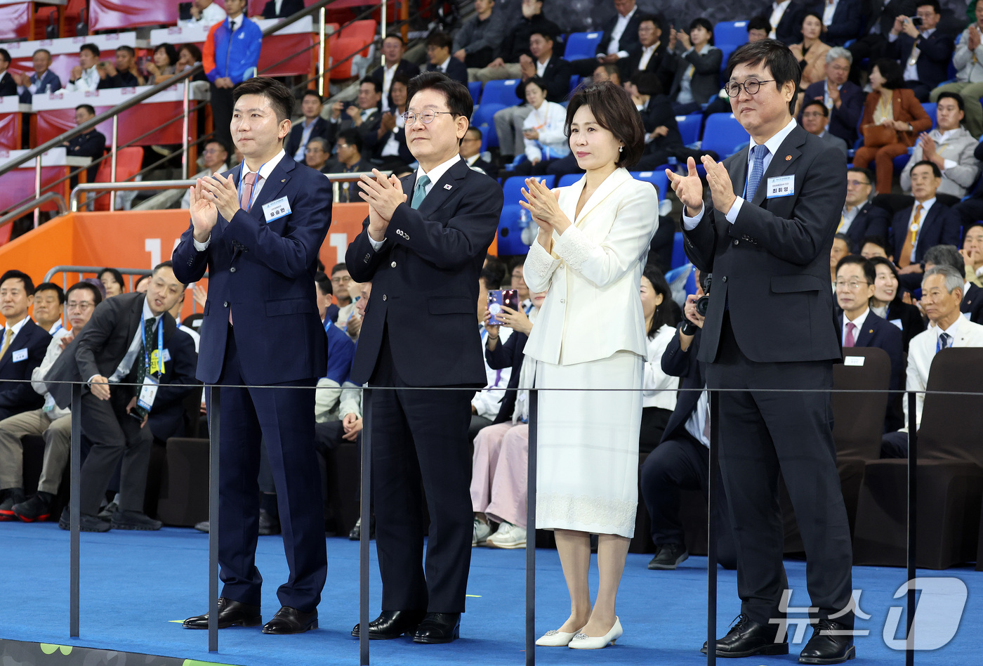 (제주=뉴스1) 이재명 기자 = 이재명 대통령과 김혜경 여사가 16일 제주 서귀포시 제주월드컵경기장에서 열린 제107회 전국체육대회 개회식에서 입장하는 선수단을 향해 박수를 보내고 …
