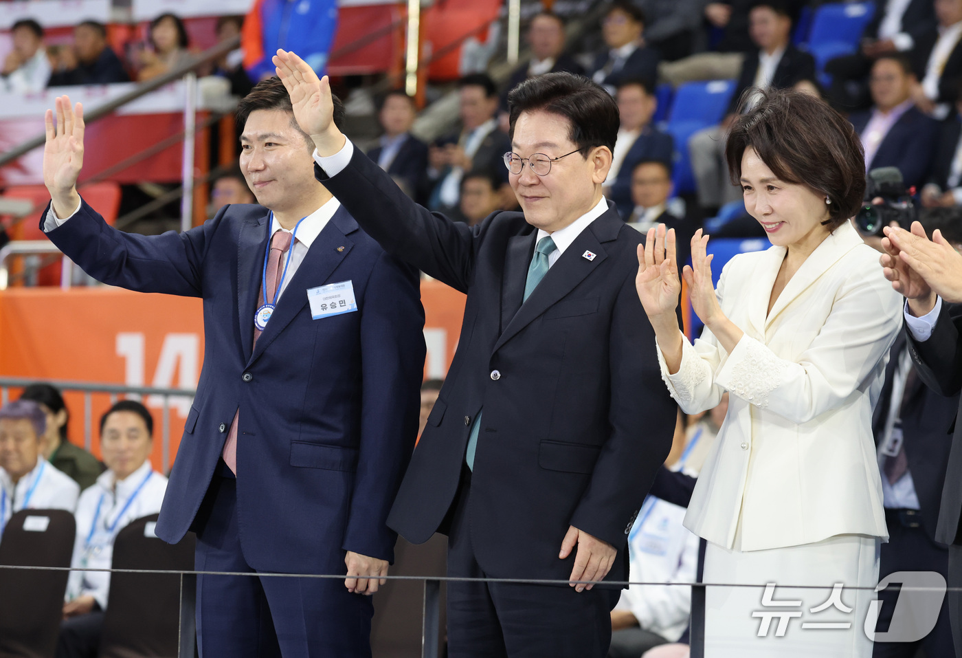 (제주=뉴스1) 이재명 기자 = 이재명 대통령과 김혜경 여사가 16일 제주 서귀포시 제주월드컵경기장에서 열린 제107회 전국체육대회 개회식에서 입장하는 선수단을 향해 인사하고 있다 …