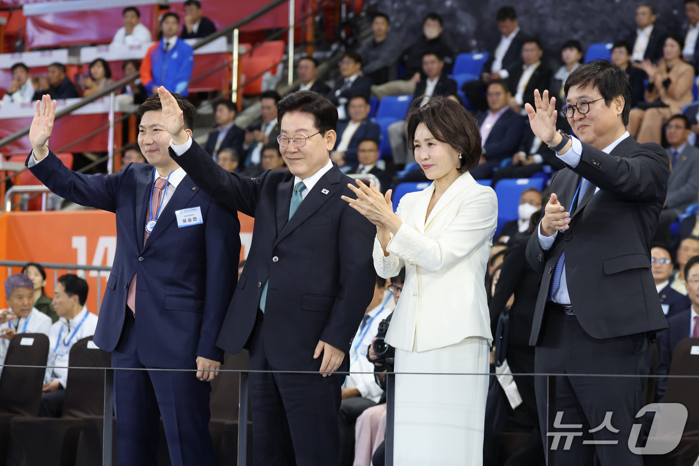 (제주=뉴스1) 이재명 기자 = 이재명 대통령이 16일 제주 서귀포시 제주월드컵경기장에서 열린 제107회 전국체육대회 개회식에서 입장하는 선수단을 향해 손을 흔들어 인사하고 있다. …