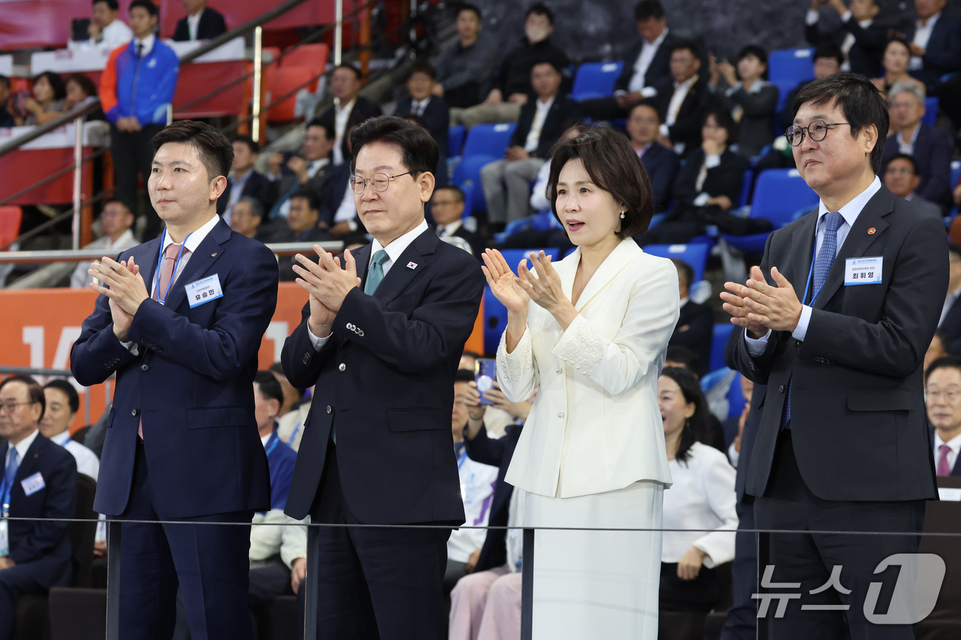 (제주=뉴스1) 이재명 기자 = 이재명 대통령과 김혜경 여사가 16일 제주 서귀포시 제주월드컵경기장에서 열린 제107회 전국체육대회 개회식에서 입장하는 선수단을 향해 박수를 보내고 …