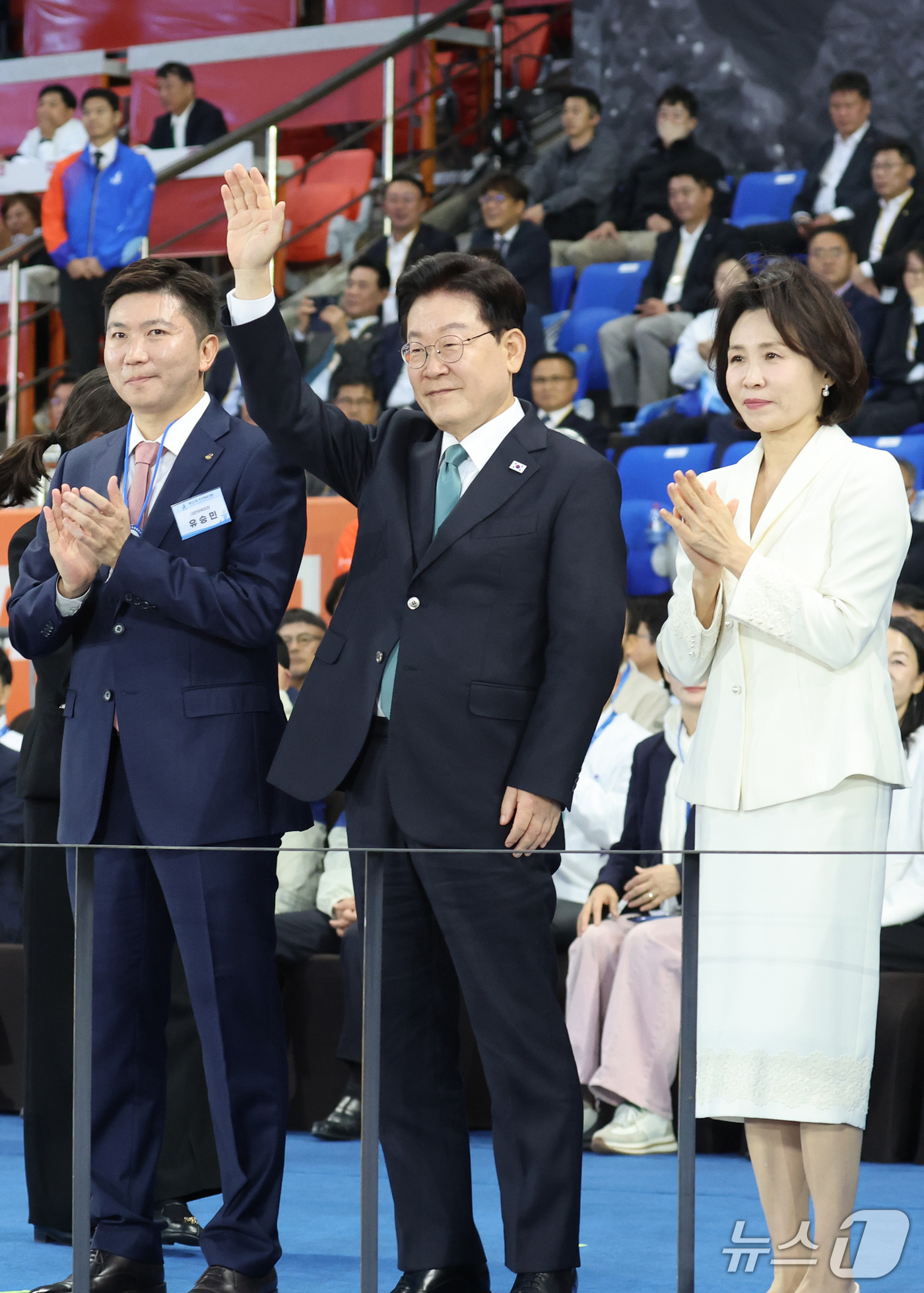 (제주=뉴스1) 이재명 기자 = 이재명 대통령이 16일 제주 서귀포시 제주월드컵경기장에서 열린 제107회 전국체육대회 개회식에서 입장하는 선수단을 향해 손을 흔들고 있다. 2026 …