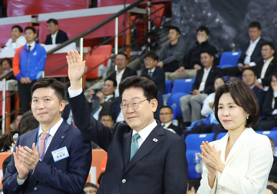선수단 향해 손 흔드는 이재명 대통령
