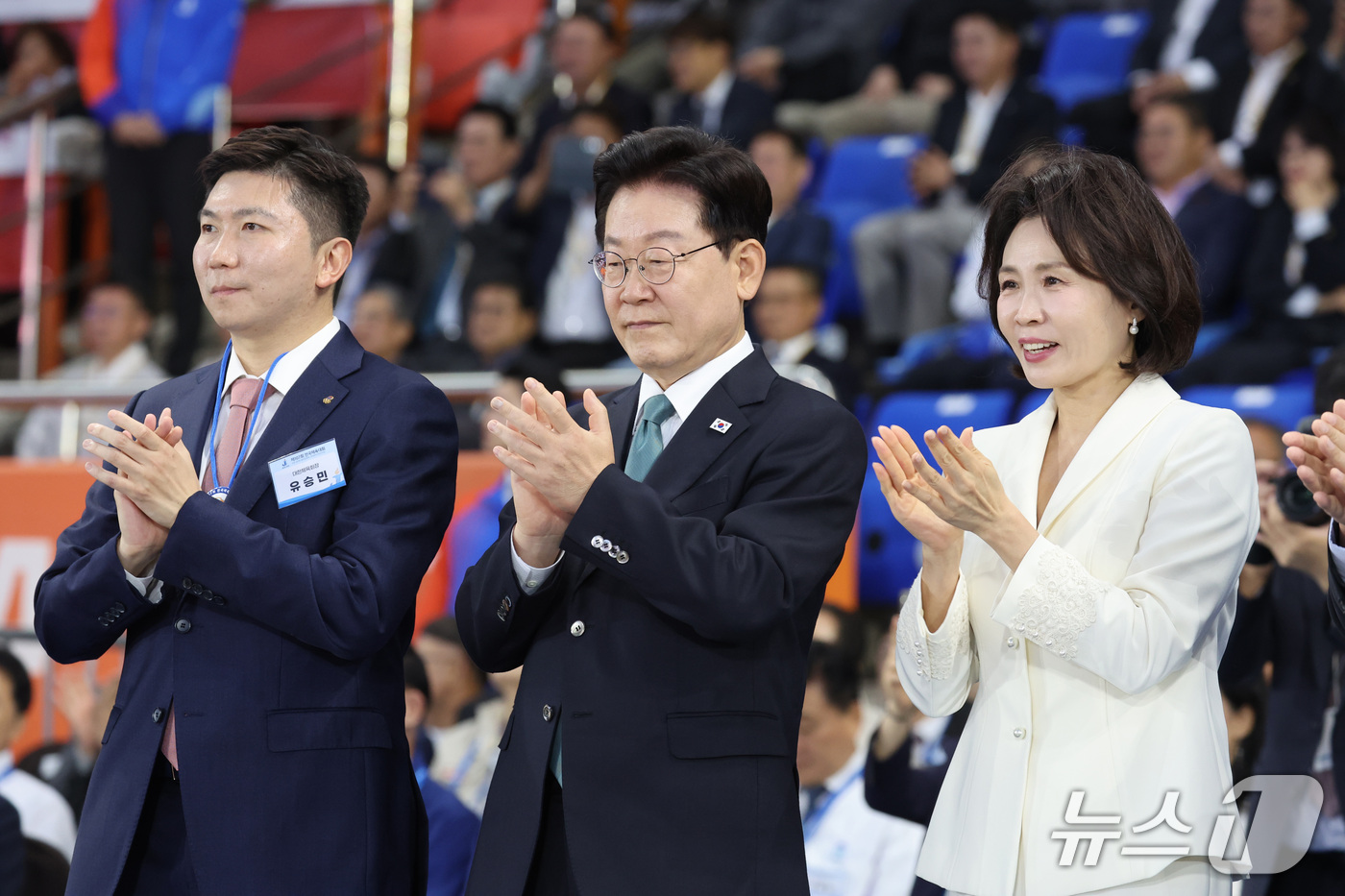 (제주=뉴스1) 이재명 기자 = 이재명 대통령과 김혜경 여사가 16일 제주 서귀포시 제주월드컵경기장에서 열린 제107회 전국체육대회 개회식에서 입장하는 선수단을 향해 박수를 보내고 …