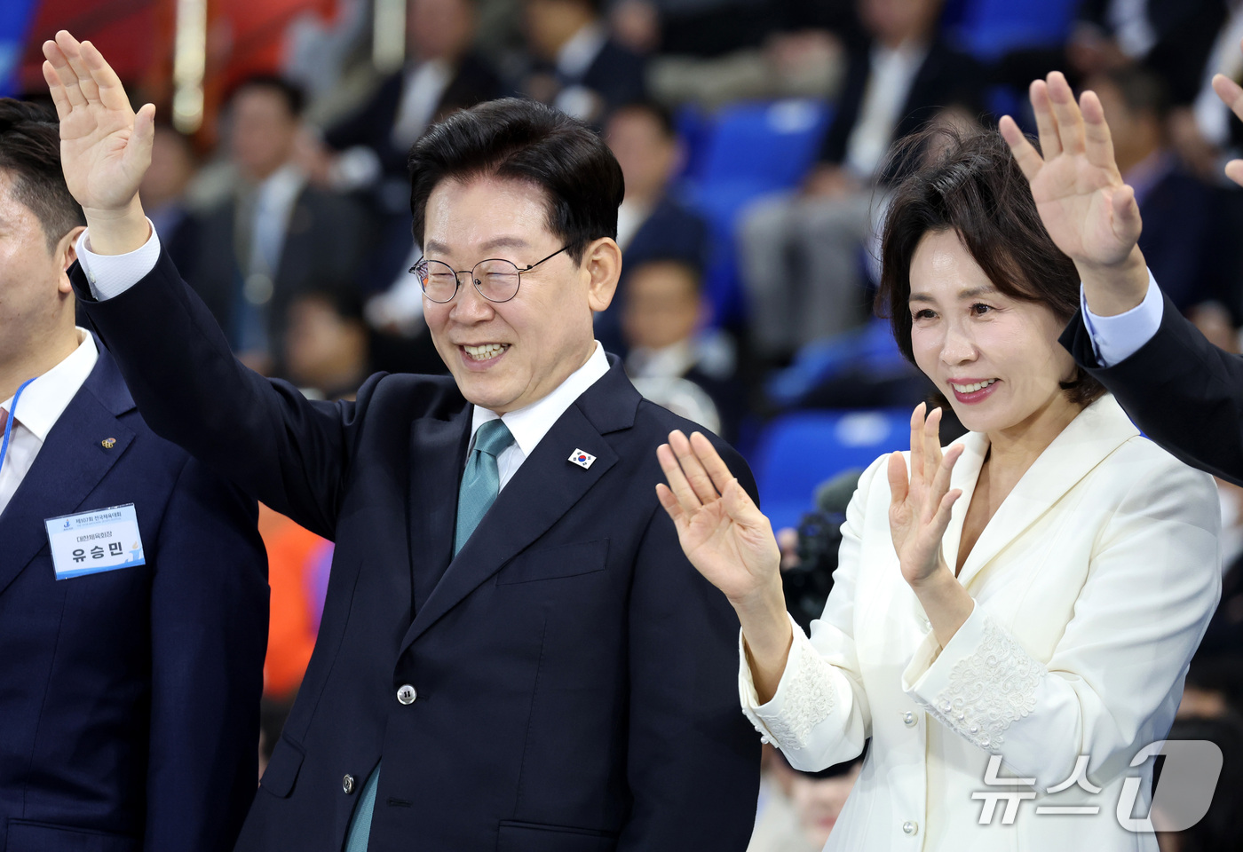 (제주=뉴스1) 이재명 기자 = 이재명 대통령과 김혜경 여사가 16일 제주 서귀포시 제주월드컵경기장에서 열린 제107회 전국체육대회 개회식에서 입장하는 선수단을 향해 인사하고 있다 …