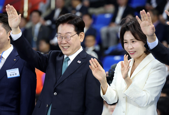 선수단 향해 인사하는 이재명 대통령