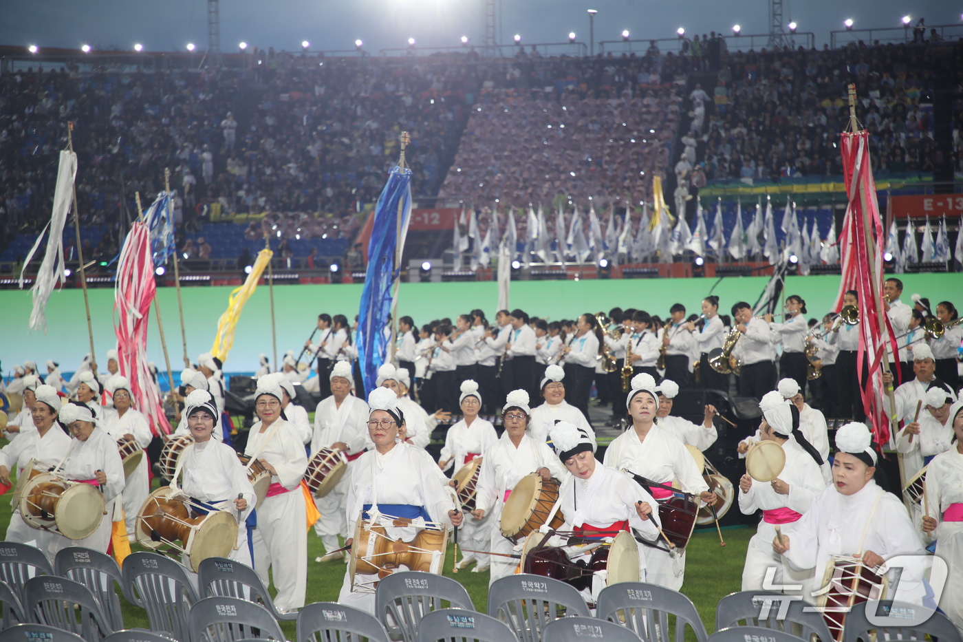(서귀포=뉴스1) 오미란 기자 = 16일 오후 제주 서귀포시 법환동 제주월드컵경기장에서 열린 제107회 전국체육대회 개회식에 제주 음악인과 관악대, 걸궁패의 합동 공연이 펼쳐지고 …