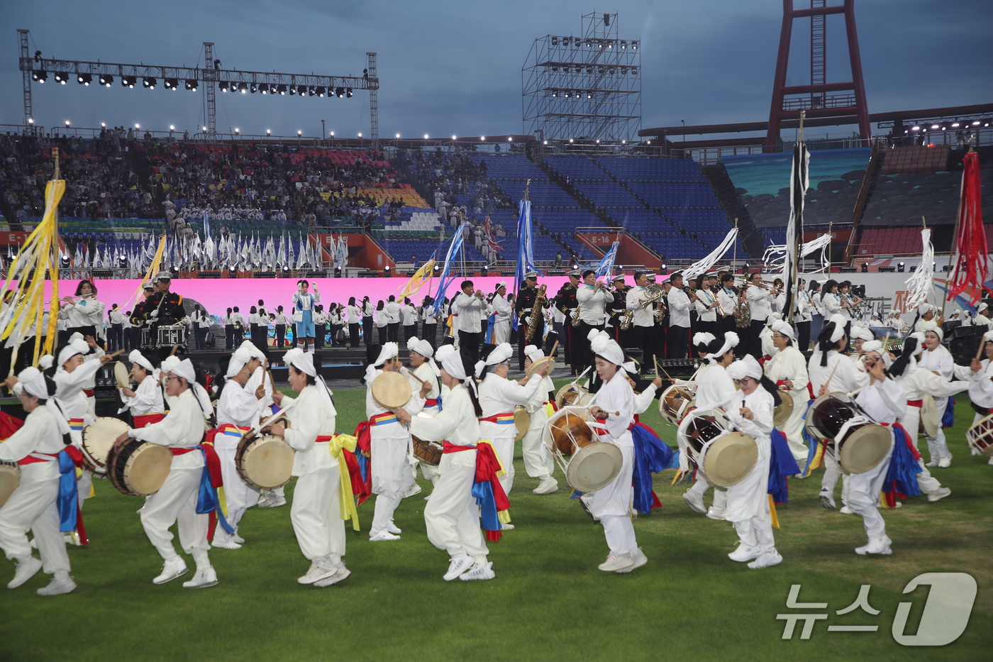 (서귀포=뉴스1) 오미란 기자 = 16일 오후 제주 서귀포시 법환동 제주월드컵경기장에서 열린 제107회 전국체육대회 개회식에 제주 음악인과 관악대, 걸궁패의 합동 공연이 펼쳐지고 …