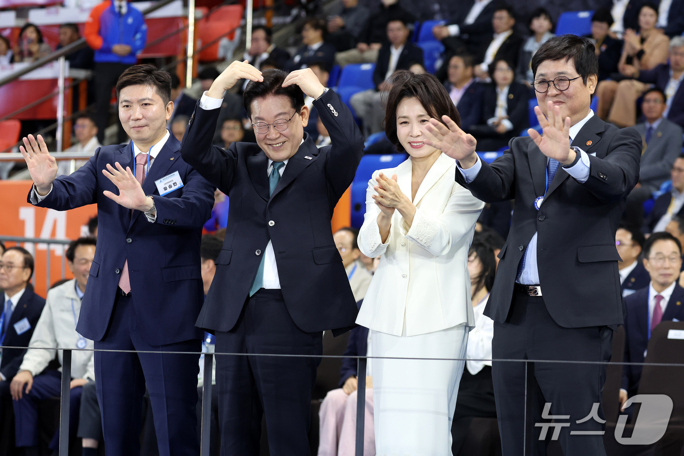 (제주=뉴스1) 이재명 기자 = 이재명 대통령과 김혜경 여사가 16일 제주 서귀포시 제주월드컵경기장에서 열린 제107회 전국체육대회 개회식에서 입장하는 선수단을 향해 인사하고 있다 …