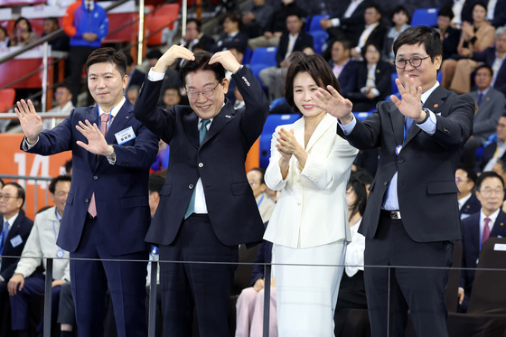 선수단 향해 하트 보내는 이재명 대통령