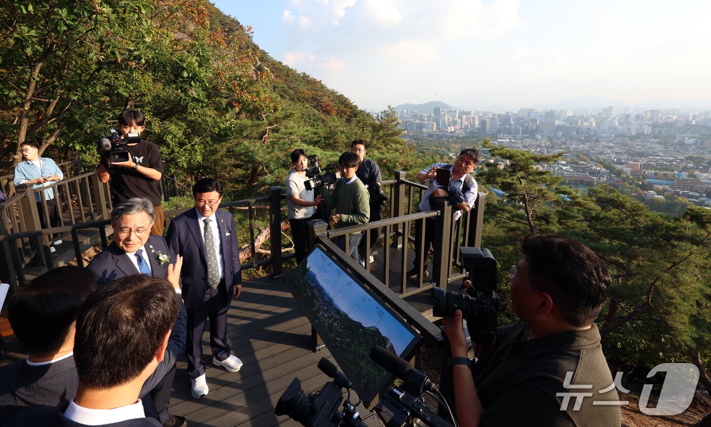 본문 이미지 - 16일 서울 종로구 북악산(명승 지정명 백악산) 3단계 구간에서 허민 국가유산청장 등이 등산로를 살펴보고 있다.2026.10.16 ⓒ 뉴스1 김명섭 기자
