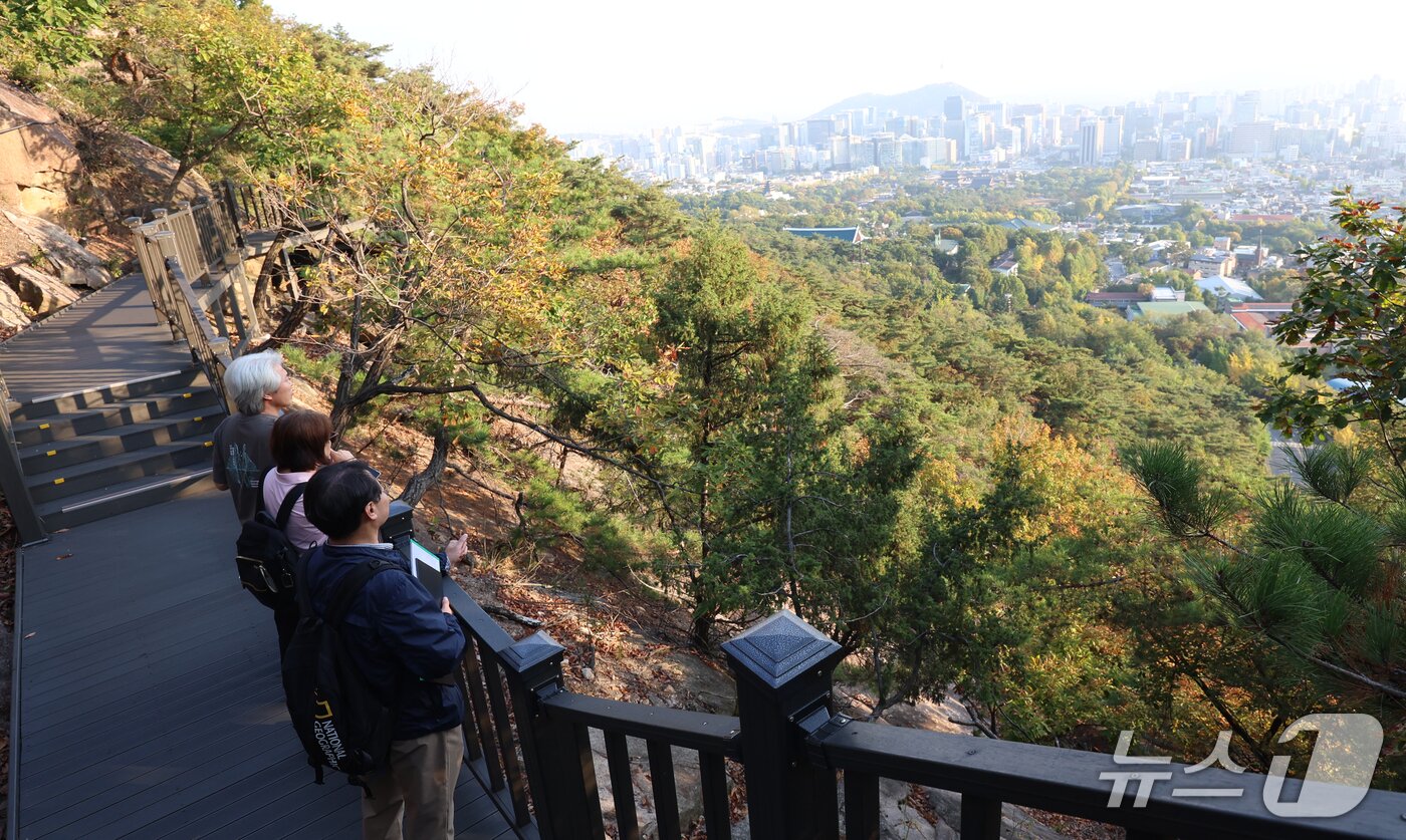 본문 이미지 - 16일 서울 종로구 북악산(명승 지정명 백악산) 3단계 구간에서 문화유산청 관계자가 등산로를 살펴보고 있다. 2026.10.16 ⓒ 뉴스1 김명섭 기자
