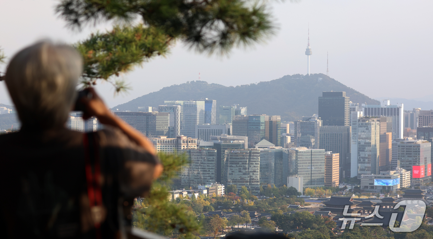 (서울=뉴스1) 김명섭 기자 = 16일 서울 종로구 북악산(명승 지정명 백악산) 3단계 구간에서 바라본 경복궁과 남산이 한눈에 보인다. 오는 17일부터 명승 ‘서울 백악산 일원’ …