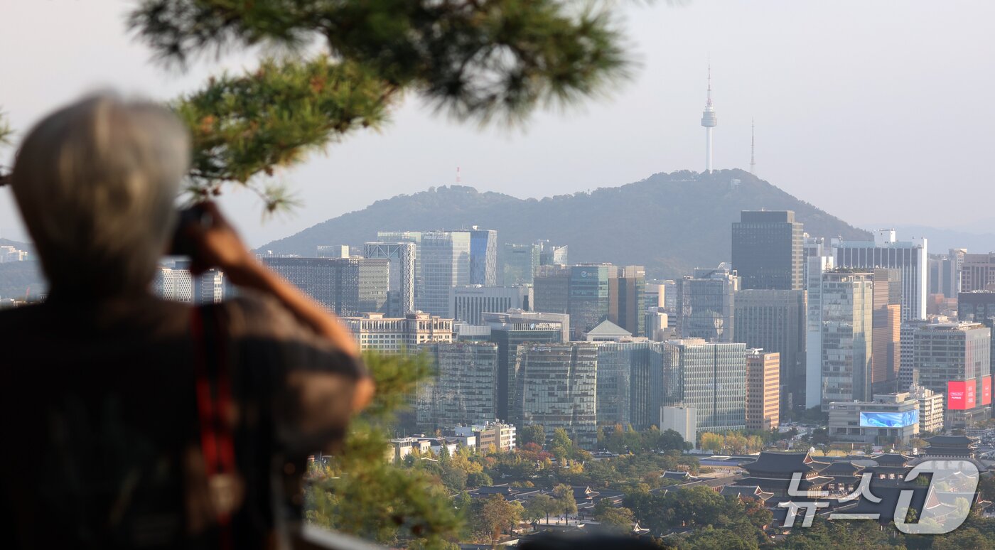 본문 이미지 - 16일 서울 종로구 북악산(명승 지정명 백악산) 3단계 구간에서 바라본 경복궁과 남산이 한눈에 보인다. 2026.10.16 ⓒ 뉴스1 김명섭 기자