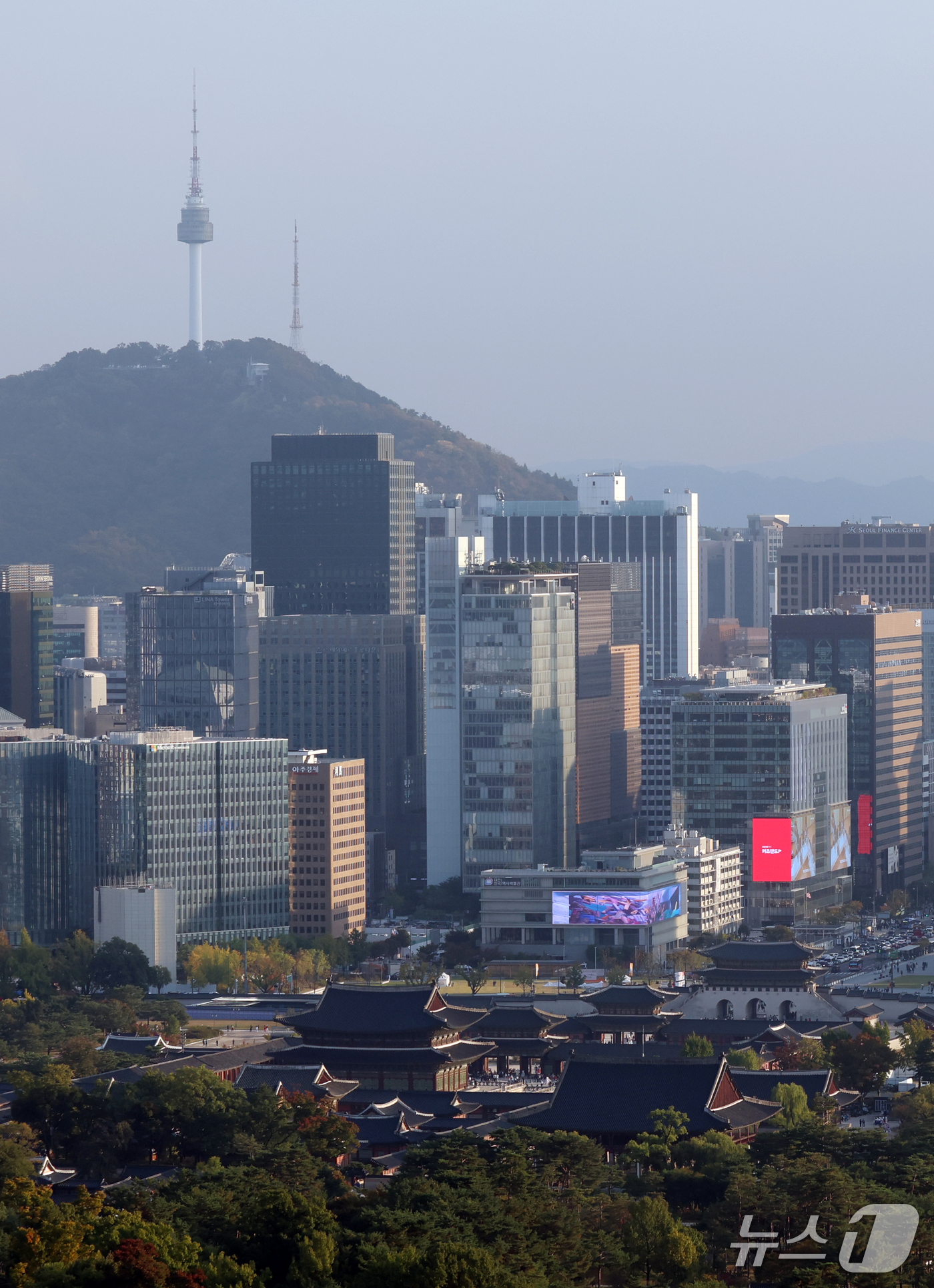 (서울=뉴스1) 김명섭 기자 = 16일 서울 종로구 북악산(명승 지정명 백악산) 3단계 구간에서 바라본 경복궁과 남산이 한눈에 보인다. 오는 17일부터 명승 ‘서울 백악산 일원’ …