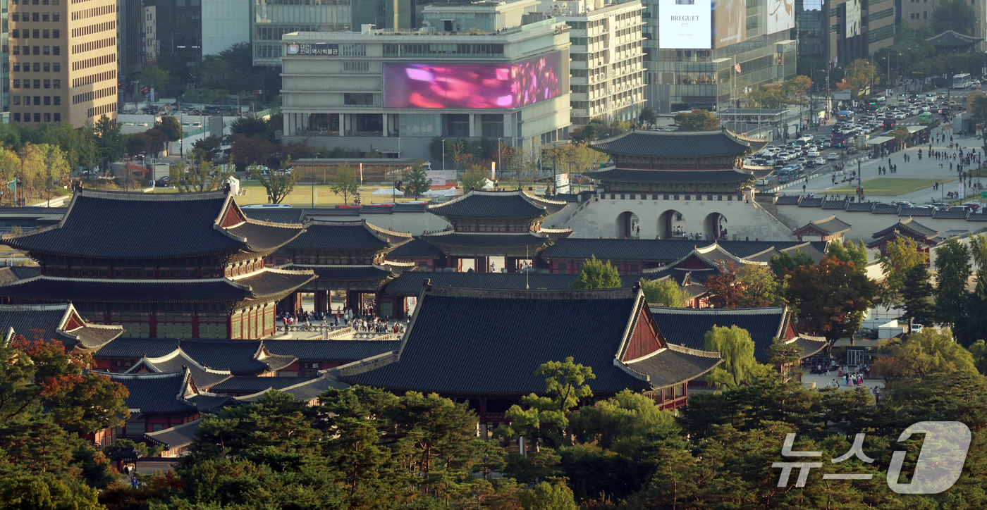 (서울=뉴스1) 김명섭 기자 = 16일 서울 종로구 북악산(명승 지정명 백악산) 3단계 구간에서 바라본 경복궁과 광화문이 한눈에 보이고 있다. 오는 17일부터 명승 ‘서울 백악산 …