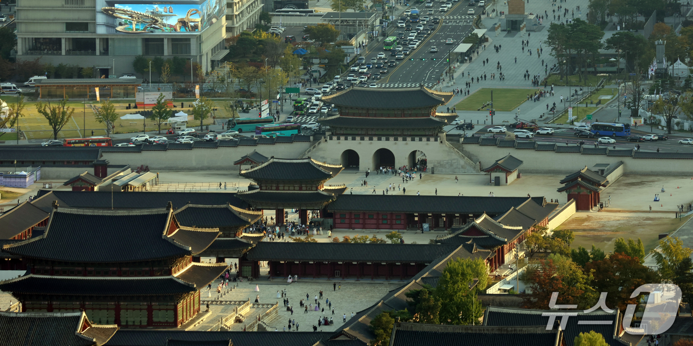 (서울=뉴스1) 김명섭 기자 = 16일 서울 종로구 북악산(명승 지정명 백악산) 3단계 구간에서 바라본 경복궁과 광화문이 한눈에 보인다.오는 17일부터 명승 ‘서울 백악산 일원’ …