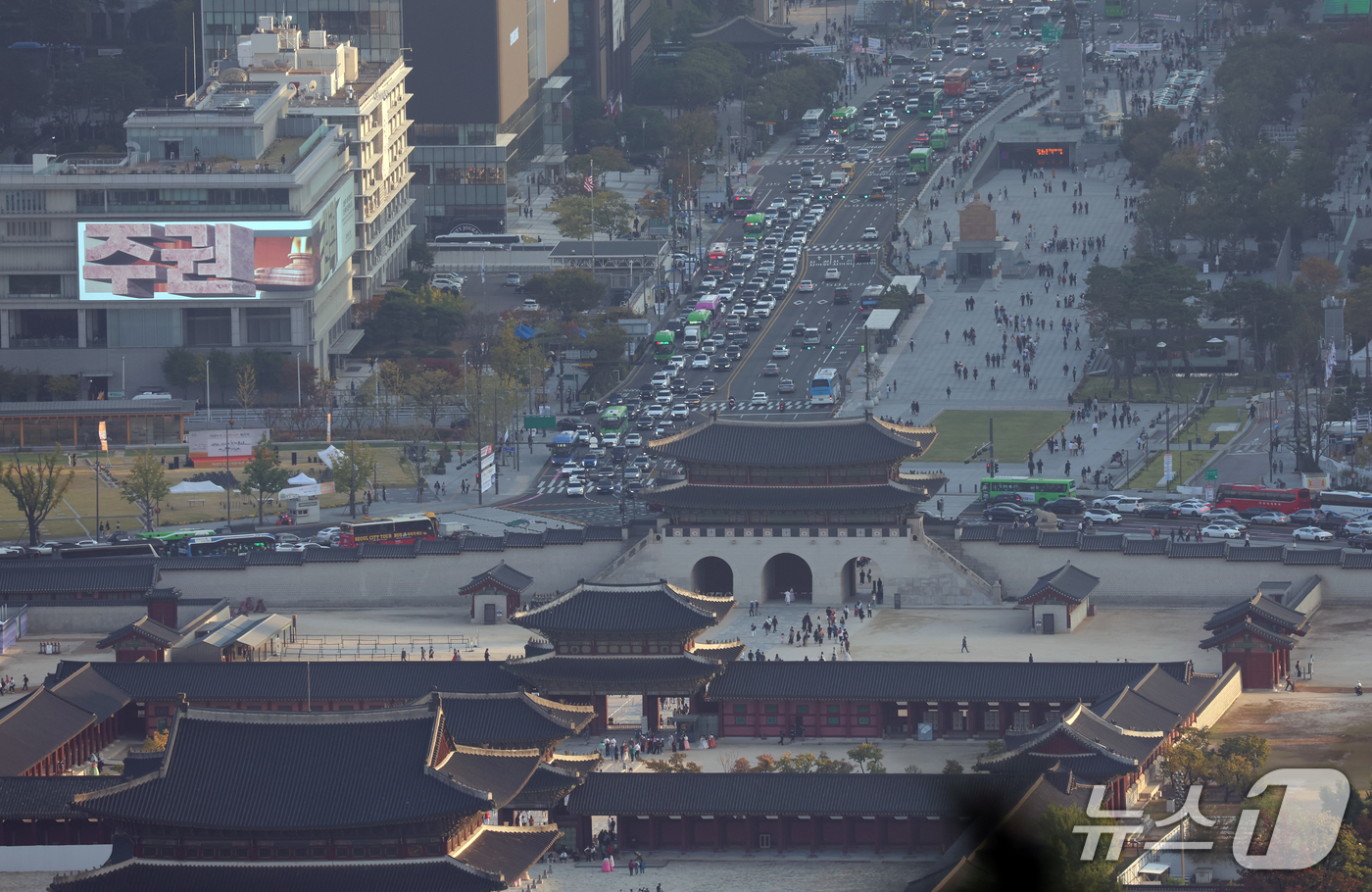 (서울=뉴스1) 김명섭 기자 = 16일 서울 종로구 북악산(명승 지정명 백악산) 3단계 구간에서 바라본 경복궁과 광화문이 한눈에 보인다.오는 17일부터 명승 ‘서울 백악산 일원’ …