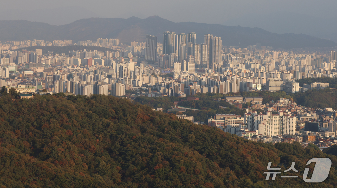 (서울=뉴스1) 김명섭 기자 = 16일 서울 종로구 북악산(명승 지정명 백악산) 3단계 구간에서 바라본 서울시내가 한눈에 보인다.오는 17일부터 명승 ‘서울 백악산 일원’ 남서 자 …