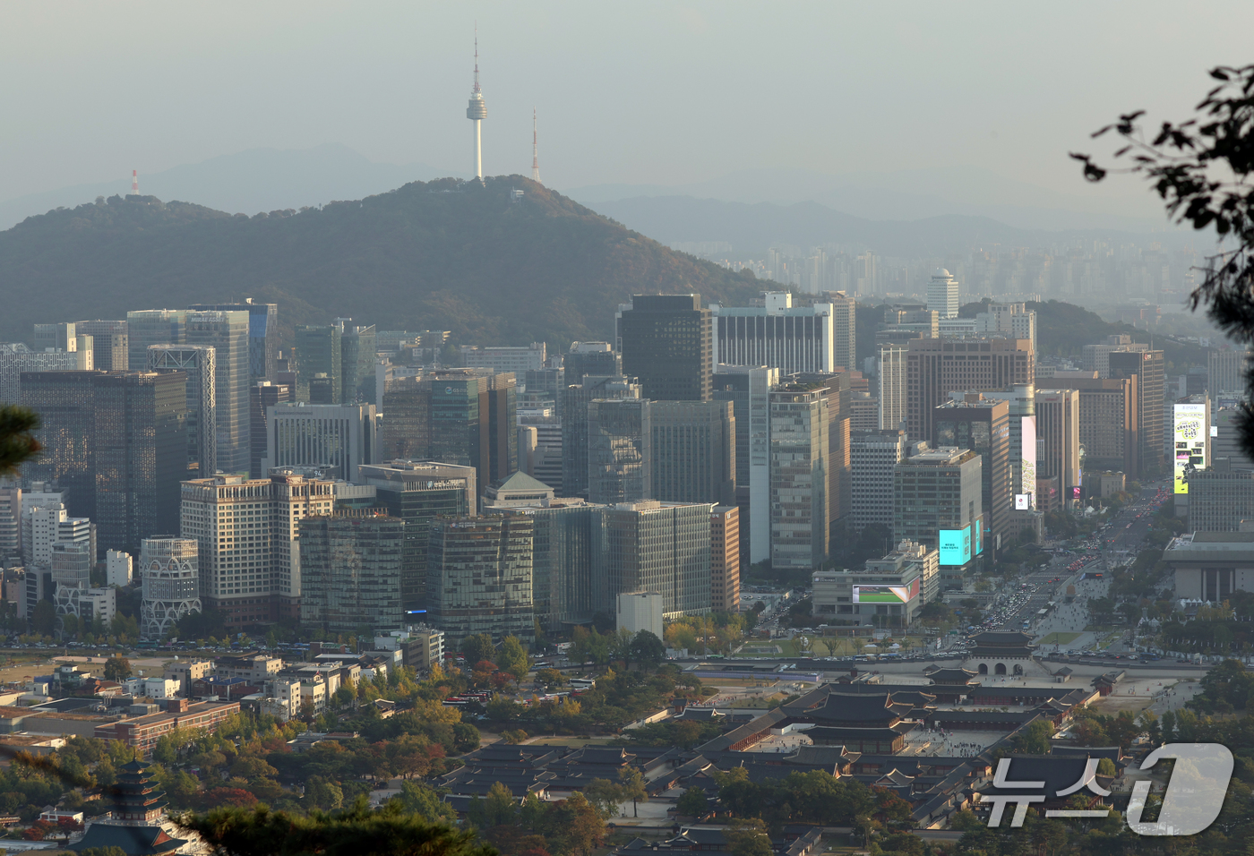 (서울=뉴스1) 김명섭 기자 = 16일 서울 종로구 북악산(명승 지정명 백악산) 3단계 구간에서 바라본 경복궁과 광화이 한눈에 보인다.오는 17일부터 명승 ‘서울 백악산 일원’ 남 …