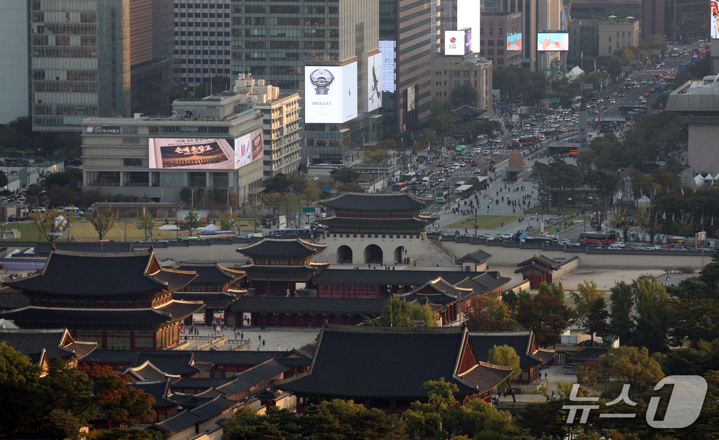 (서울=뉴스1) 김명섭 기자 = 16일 서울 종로구 북악산(명승 지정명 백악산) 3단계 구간에서 바라본 경복궁과 광화이 한눈에 보인다.오는 17일부터 명승 ‘서울 백악산 일원’ 남 …