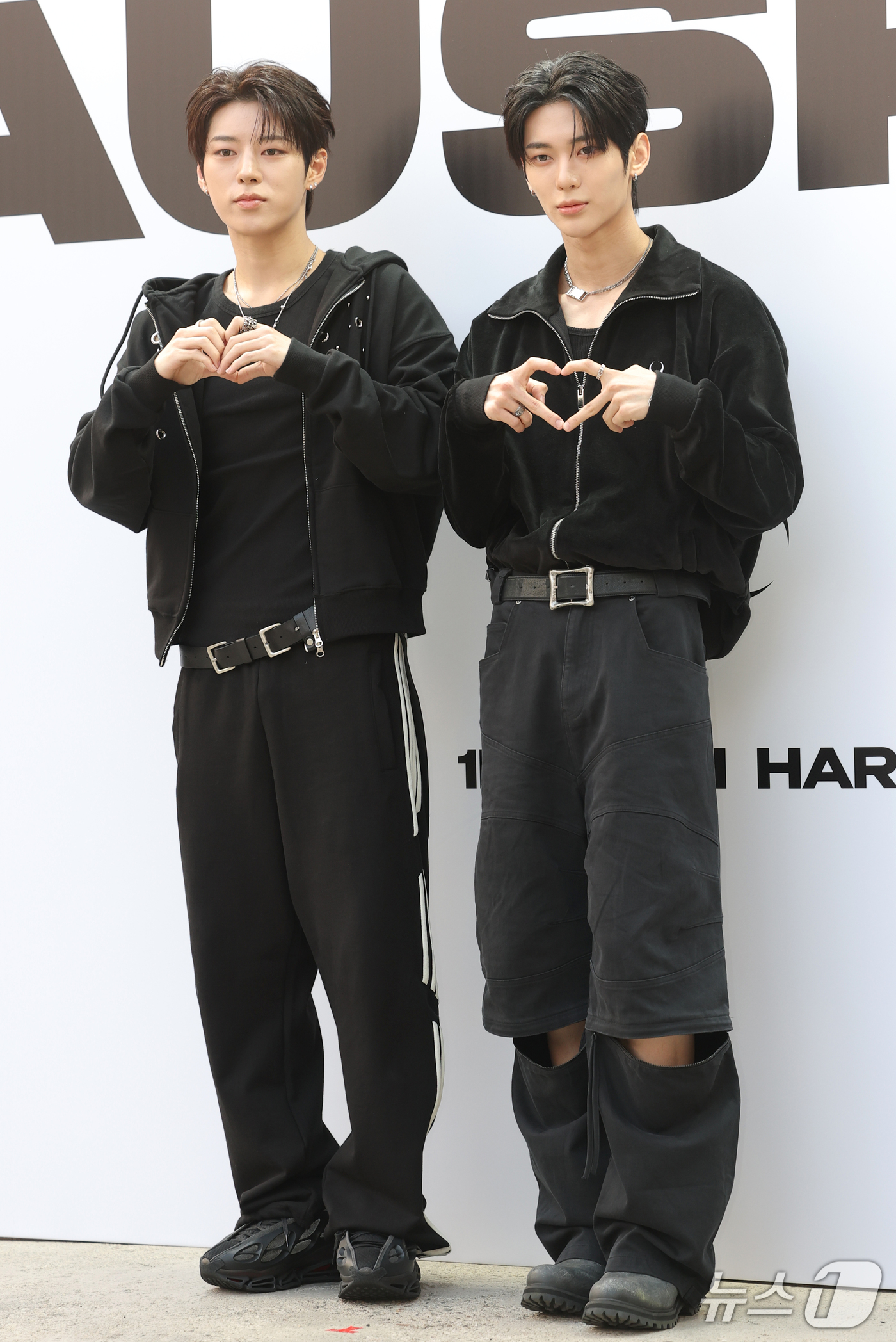 (서울=뉴스1) 권현진 기자 = 나우즈 진혁과 시윤(오른쪽)이 16일 서울 성동구 원밀리언 스튜디오에서 열린 ‘디오스피스(DAUSPICE) X 하리무 협업’ 기념 ‘PARTY : …