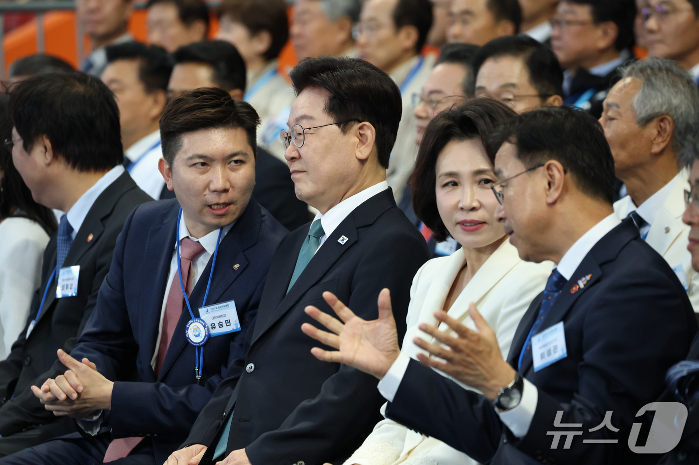 (제주=뉴스1) 이재명 기자 = 이재명 대통령이 16일 제주 서귀포시 제주월드컵경기장에서 열린 제107회 전국체육대회 개회식에 참석해 유승민 대한체육회장과 대화를 나누고 있다. …