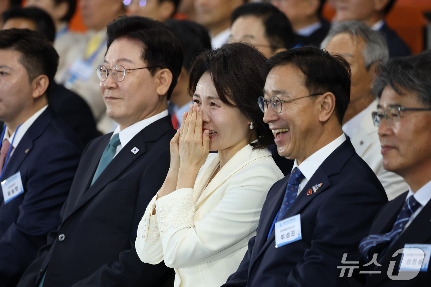 (제주=뉴스1) 이재명 기자 = 이재명 대통령과 김혜경 여사가 16일 제주 서귀포시 제주월드컵경기장에서 열린 제107회 전국체육대회 개회식에서 공연을 보고 있다. 2026.10.1 …