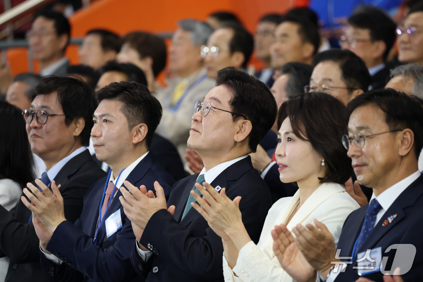 (제주=뉴스1) 이재명 기자 = 이재명 대통령과 김혜경 여사가 16일 제주 서귀포시 제주월드컵경기장에서 열린 제107회 전국체육대회 개회식에서 박수치고 있다. 2026.10.16/ …