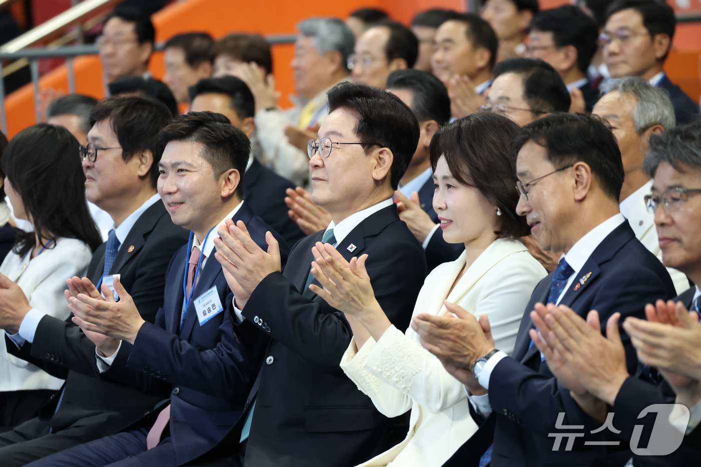 (제주=뉴스1) 이재명 기자 = 이재명 대통령과 김혜경 여사가 16일 제주 서귀포시 제주월드컵경기장에서 열린 제107회 전국체육대회 개회식에서 공연을 보며 박수치고 있다. 2026 …