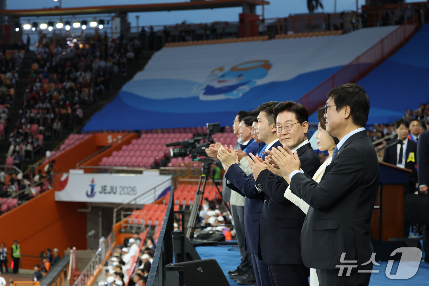 (제주=뉴스1) 이재명 기자 = 이재명 대통령이 16일 제주 서귀포시 제주월드컵경기장에서 열린 제107회 전국체육대회 개회식에서 입장하는 선수단을 향해 박수를 보내고 있다. 202 …