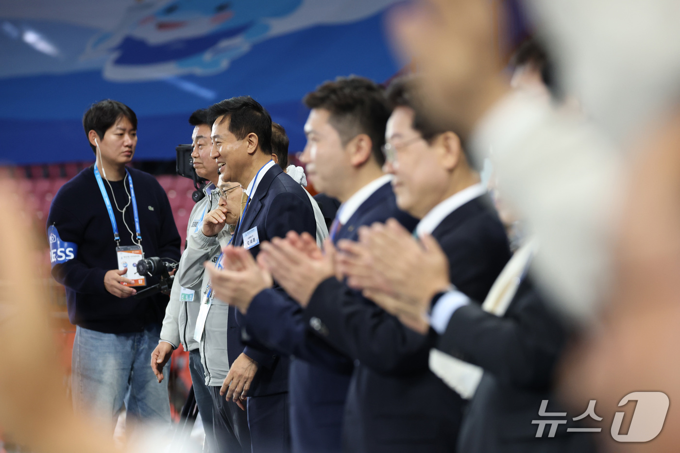 (제주=뉴스1) 이재명 기자 = 오세훈 서울시장이 16일 제주 서귀포시 제주월드컵경기장에서 열린 제107회 전국체육대회 개회식에서 입장하는 선수단을 향해 인사하고 있다. 2026. …