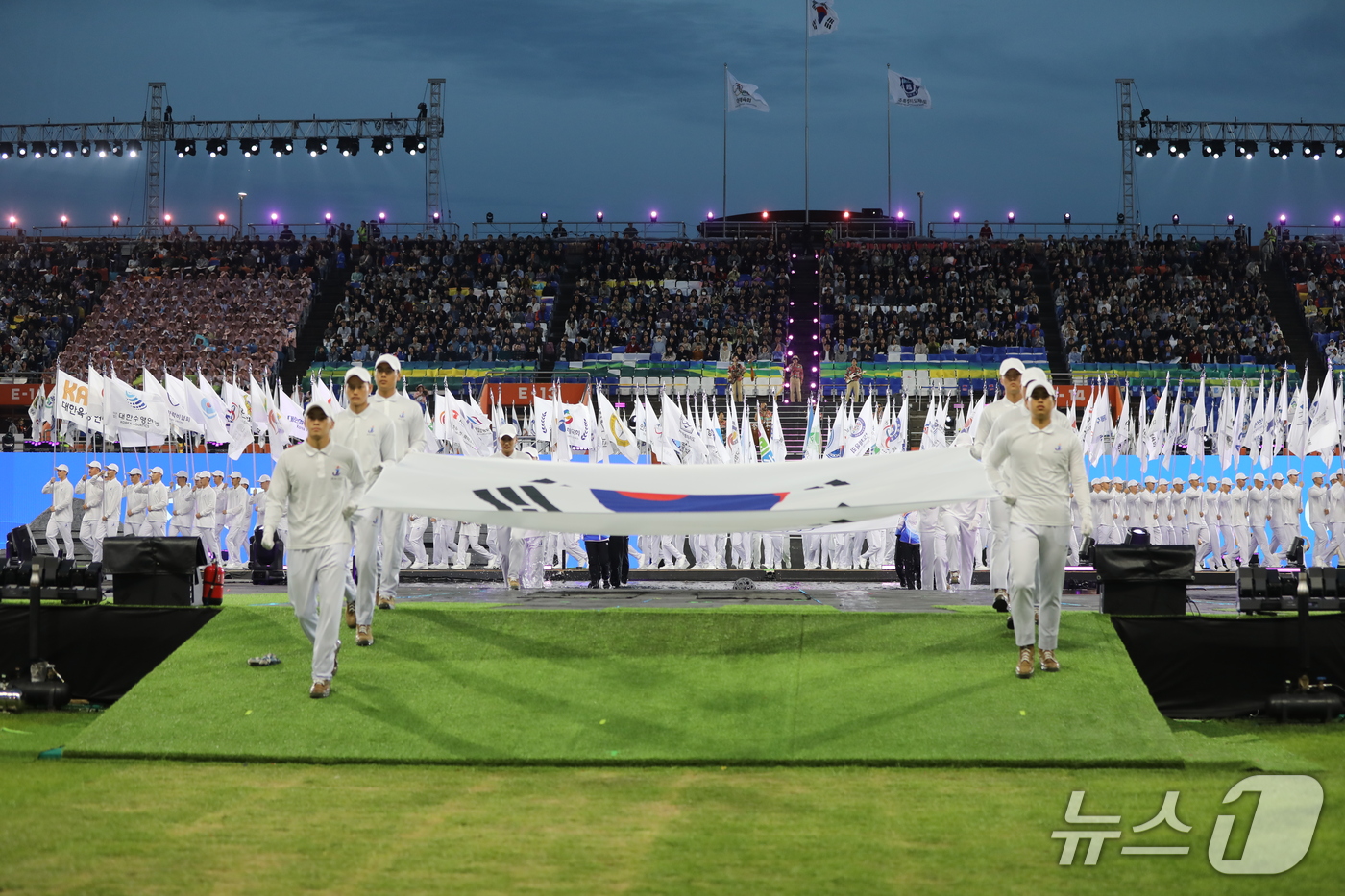 (제주=뉴스1) 홍수영 기자 = 16일 오후 제주 서귀포시 법환동 제주월드컵경기장에서 열린 제107회 전국체육대회 개회식에서 기수단이 입장하고 있다.2026.10.16/뉴스1